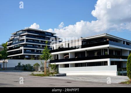 Allemagne, Bavière, haute-Bavière, quartier de Altötting, complexe résidentiel moderne, appartements de luxe, balcons tout autour, balustrades en verre noir Banque D'Images