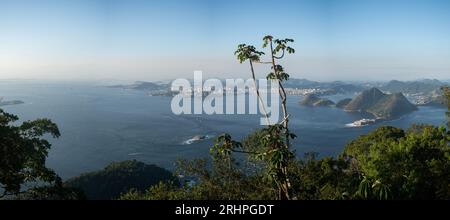 Rio de Janeiro, Brésil : superbe vue panoramique sur les gratte-ciel de Niteroi depuis Morro da Urca (montagne Urca), première station du téléphérique du pain de sucre Banque D'Images