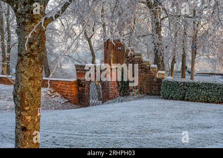 Entrée à la Klause en hiver, Kastel-Staadt, Sarre, Vallée de la Sarre, Parc naturel de la Sarre-Hunsrück, Rhénanie-Palatinat, Allemagne Banque D'Images