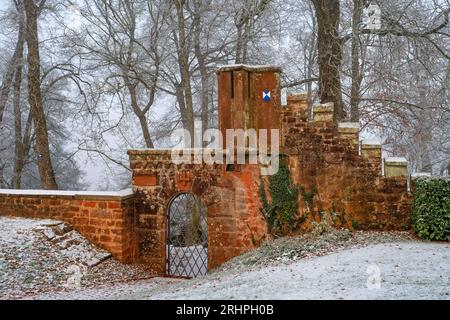 Entrée à la Klause en hiver, Kastel-Staadt, Sarre, Vallée de la Sarre, Parc naturel de la Sarre-Hunsrück, Rhénanie-Palatinat, Allemagne Banque D'Images