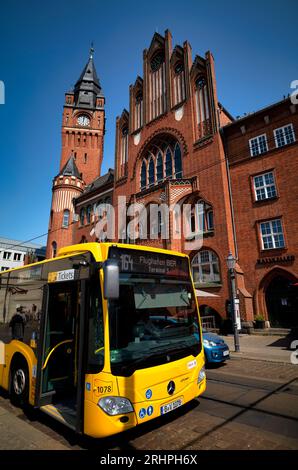 BVB Berliner Verkehrsbetriebe bus, mairie, brique gothique, vieille ville, Köpenick, Berlin, Allemagne Banque D'Images