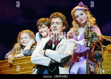 de gauche à droite : Lauren Morgan (Jemima Potts), Harry Smith (Jeremy Potts), Michael ball (Caractacus Potts), Emma Williams (Truly Scrumptious) dans CHITTY CHITTY BANG BANG at the London Palladium, London W1 16/04/2002 musique et paroles : Richard M Sherman & Robert B Sherman adapté pour la scène par Jeremy Sams design : Anthony Ward éclairage: Mark Henderson mise en scène musicale et chorégraphie : Gillian Lynne réalisateur : Adrian Noble Banque D'Images