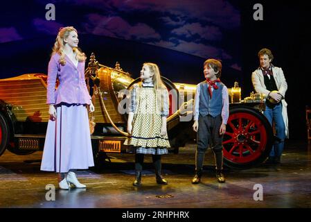 de gauche à droite : Emma Williams (Truly Scrumptious), Lauren Morgan (Jemima Potts), Harry Smith (Jeremy Potts), Michael ball (Caractacus Potts) dans CHITTY CHITTY BANG BANG at the London Palladium, London W1 16/04/2002 musique et paroles : Richard M Sherman & Robert B Sherman adapté pour la scène par Jeremy Sams design : Anthony Ward éclairage: Mark Henderson mise en scène musicale et chorégraphie : Gillian Lynne réalisateur : Adrian Noble Banque D'Images