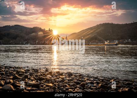 Bacharach sur le Rhin, vue sur la ville à colombages et viticole, crépuscule au coucher du soleil sur la ville Banque D'Images