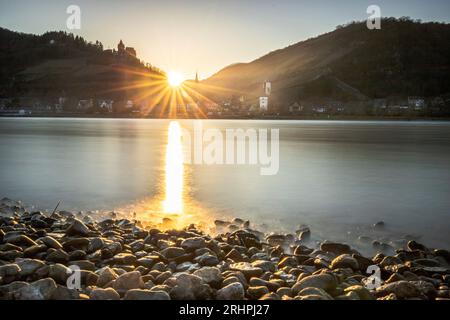 Bacharach sur le Rhin, vue sur la ville à colombages et viticole, crépuscule au coucher du soleil sur la ville Banque D'Images