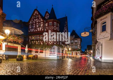 Bacharach sur le Rhin, vue sur la ville à colombages et viticole, crépuscule au coucher du soleil sur la ville Banque D'Images