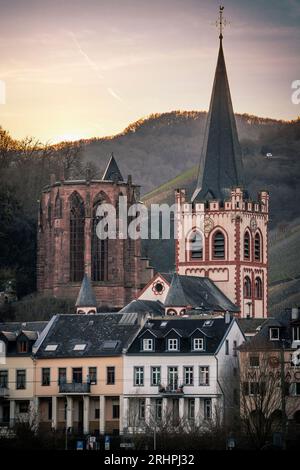 Bacharach sur le Rhin, vue sur la ville à colombages et viticole, crépuscule au coucher du soleil sur la ville Banque D'Images