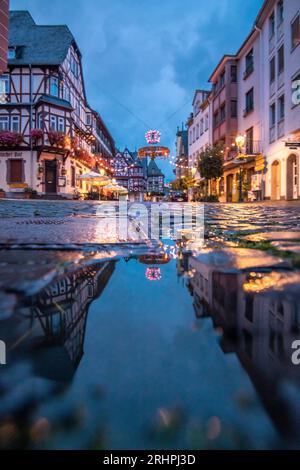 Bacharach sur le Rhin, vue sur la ville à colombages et viticole, crépuscule au coucher du soleil sur la ville Banque D'Images