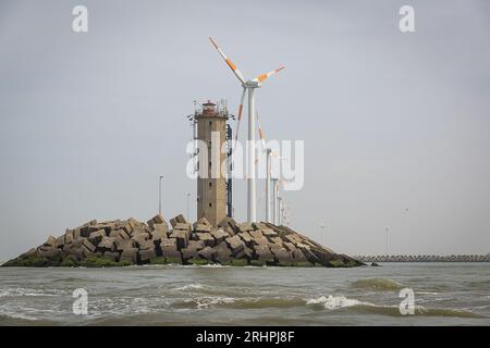 Zeebrugge, Belgique. 18 août 2023. L'illustration montre des moulins à vent dans le port de Zeebrugge, vendredi 18 août 2023. BELGA PHOTO JAMES ARTHUR GEKIERE crédit : Belga News Agency/Alamy Live News Banque D'Images