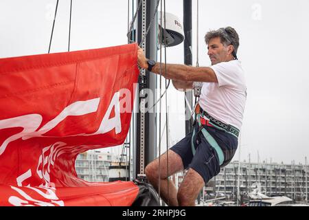 Zeebrugge, Belgique. 18 août 2023. Le skipper Denis Van Weynbergh photographié sur son voilier pour le projet 'Vendée Globe 2024', sponsorisé par D¿Ietern Group, vendredi 18 août 2023 à Zeebrugge. Le Vendée Globe 2024-2025 est une course de yachts autour du monde sans escale pour les yachts de classe IMOCA 60 avec équipage d'une seule personne. Il s'agira de la dixième édition de la course, qui prendra son départ et son arrivée aux Sables-d'Olonne, en France. Le Belge Denis Van Weynbergh participera à l’événement. BELGA PHOTO JAMES ARTHUR GEKIERE crédit : Belga News Agency/Alamy Live News Banque D'Images