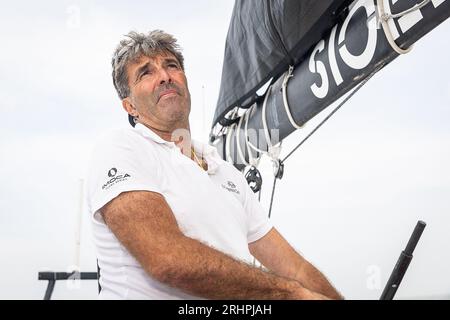 Zeebrugge, Belgique. 18 août 2023. Le skipper Denis Van Weynbergh photographié sur son voilier pour le projet 'Vendée Globe 2024', sponsorisé par D¿Ietern Group, vendredi 18 août 2023 à Zeebrugge. Le Vendée Globe 2024-2025 est une course de yachts autour du monde sans escale pour les yachts de classe IMOCA 60 avec équipage d'une seule personne. Il s'agira de la dixième édition de la course, qui prendra son départ et son arrivée aux Sables-d'Olonne, en France. Le Belge Denis Van Weynbergh participera à l’événement. BELGA PHOTO JAMES ARTHUR GEKIERE crédit : Belga News Agency/Alamy Live News Banque D'Images