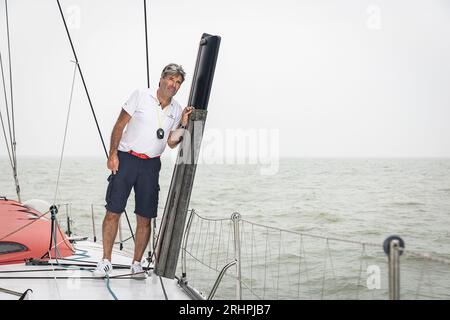 Zeebrugge, Belgique. 18 août 2023. Le skipper Denis Van Weynbergh photographié sur son voilier pour le projet 'Vendée Globe 2024', sponsorisé par D¿Ietern Group, vendredi 18 août 2023 à Zeebrugge. Le Vendée Globe 2024-2025 est une course de yachts autour du monde sans escale pour les yachts de classe IMOCA 60 avec équipage d'une seule personne. Il s'agira de la dixième édition de la course, qui prendra son départ et son arrivée aux Sables-d'Olonne, en France. Le Belge Denis Van Weynbergh participera à l’événement. BELGA PHOTO JAMES ARTHUR GEKIERE crédit : Belga News Agency/Alamy Live News Banque D'Images