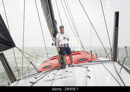 Zeebrugge, Belgique. 18 août 2023. Le skipper Denis Van Weynbergh photographié sur son voilier pour le projet 'Vendée Globe 2024', sponsorisé par D¿Ietern Group, vendredi 18 août 2023 à Zeebrugge. Le Vendée Globe 2024-2025 est une course de yachts autour du monde sans escale pour les yachts de classe IMOCA 60 avec équipage d'une seule personne. Il s'agira de la dixième édition de la course, qui prendra son départ et son arrivée aux Sables-d'Olonne, en France. Le Belge Denis Van Weynbergh participera à l’événement. BELGA PHOTO JAMES ARTHUR GEKIERE crédit : Belga News Agency/Alamy Live News Banque D'Images