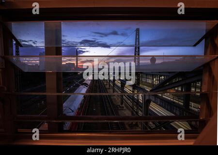 Impressions nocturnes de la gare de Darmstadt Banque D'Images