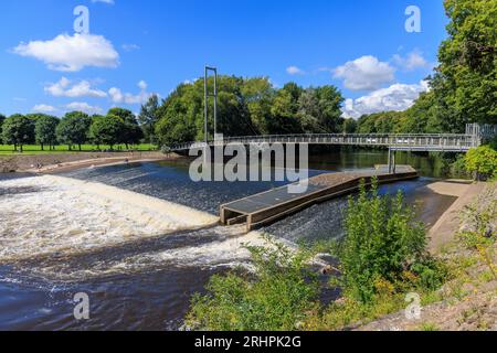 Pont Blackweir traversant la rivière Taff entre Bute Park et Pontcanna Fields, Cardiff, Galles du Sud, Royaume-Uni Banque D'Images