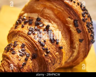 Un croissant au chocolat, parfois appelé cornetto en Italie Banque D'Images