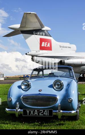 Vintage Austin Healey Sprite Mark I voiture classique, avec avion à réaction Hawker Siddeley Trident 2 dans les couleurs vintage BEA. Nostalgie, rétro vieux temps Banque D'Images