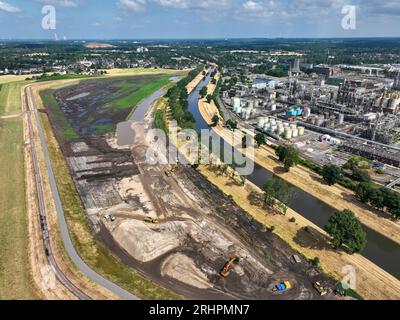 Oberhausen, Rhénanie du Nord-Westphalie, Allemagne - renaturation de l'Emscher dans le Holtener Bruch. Sur la droite OQ Chemicals usine Ruhrchemie Banque D'Images