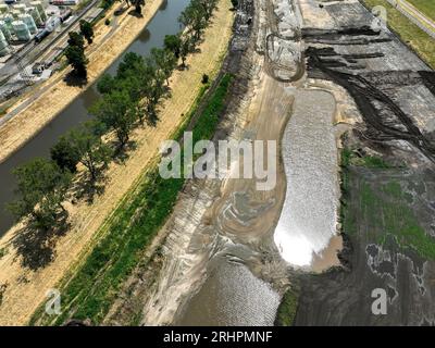 Oberhausen, Rhénanie du Nord-Westphalie, Allemagne - Renaturalisation de la rivière Emscher dans le Holtener Bruch. Sur la droite, un cours d'eau nouvellement conçu. Sur la gauche OQ Chemicals usine Ruhrchemie. Banque D'Images