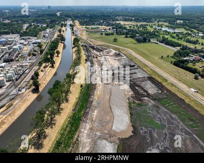 Oberhausen, Rhénanie du Nord-Westphalie, Allemagne - Renaturalisation de la rivière Emscher dans le Holtener Bruch. Sur la droite, un cours d'eau nouvellement conçu. Sur la gauche OQ Chemicals usine Ruhrchemie. Banque D'Images