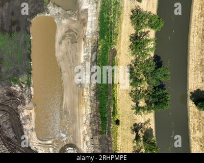 Oberhausen, Rhénanie du Nord-Westphalie, Allemagne - Renaturalisation de la rivière Emscher dans le Holtener Bruch. Sur la gauche, une plaine inondable nouvellement conçue stillwater. Banque D'Images