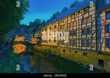 Rangée de maisons sur la rivière Rur dans la vieille ville de Monschau, Rhénanie du Nord-Westphalie, Allemagne Banque D'Images