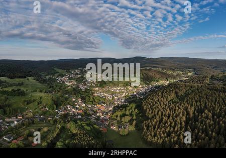 Allemagne, Thuringe, Ilmenau, Stützerbach, village, forêt, montagnes, vue d'ensemble, photo aérienne Banque D'Images