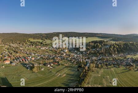 Allemagne, Thuringe, Großbreitenbach, Altenfeld, village, montagnes, forêt, vue d'ensemble, photo aérienne Banque D'Images