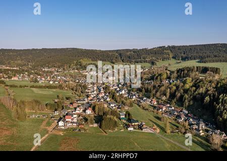 Allemagne, Thuringe, Großbreitenbach, Altenfeld, village, montagnes, forêt, vue d'ensemble, photo aérienne Banque D'Images