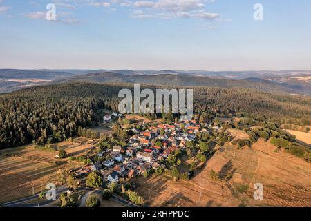 Allemagne, Thuringe, Saalfelder Höhe, Burkersdorf, village, prairies de montagne, forêt, montagnes, lumière du matin, vue d'ensemble, photo aérienne Banque D'Images