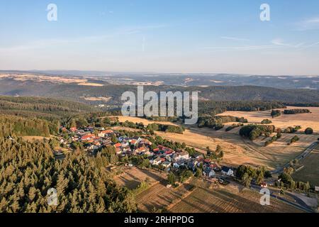 Allemagne, Thuringe, Saalfelder Höhe, Burkersdorf, village, prairies de montagne, forêt, montagnes, lumière du matin, Schwarzburg (en arrière-plan dans la vallée), vue aérienne Banque D'Images
