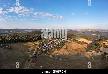 Allemagne, Thuringe, Saalfelder Höhe, Burkersdorf, village, prairies de montagne, forêt, montagnes, lumière du matin, vue d'ensemble, photo aérienne Banque D'Images