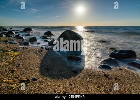 Hiddensee, plage en face de la falaise dans le soleil d'été, Mecklembourg-Poméranie occidentale Banque D'Images