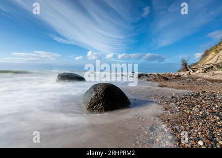 Hiddensee, plage en face de la falaise dans le soleil d'été, Mecklembourg-Poméranie occidentale Banque D'Images