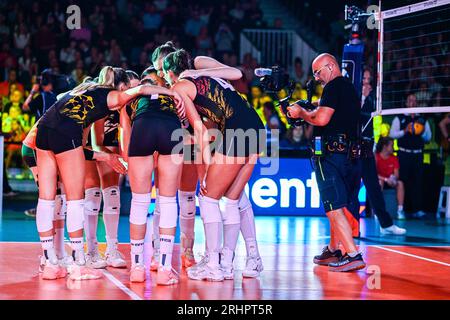 Gand, Belgique. 17 août 2023. L'équipe de Belgique photographiée lors d'un match de volleyball entre les équipes nationales féminines de Hongrie et de Belgique, connues sous le nom de Tigres jaunes, lors du premier match du Championnat d'Euro volley CEV dans la poule A, le jeudi 17 août 2023 à Gand, BELGIQUE . Crédit : Sportpix/Alamy Live News Banque D'Images