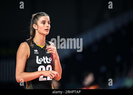 Gand, Belgique. 17 août 2023. Anna Koulberg (22 ans) de Belgique photographiée lors d'un match de volleyball entre les équipes nationales féminines de Hongrie et de Belgique, connues sous le nom de Tigres jaunes, lors du premier match du Championnat d'Euro volley CEV dans la poule A, le jeudi 17 août 2023 à Gand, BELGIQUE . Crédit : Sportpix/Alamy Live News Banque D'Images