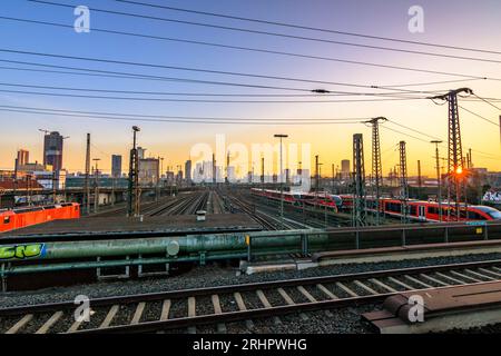 Francfort-sur-le-main gare, avec voies et trains le soir, Hesse, Allemagne Banque D'Images