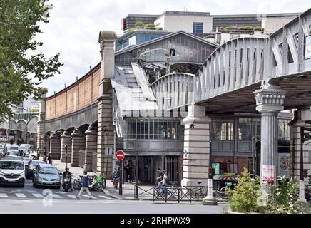 Métro ligne 6 station Gare de la Quai vue d'en bas et de l'ouest, ouvert en 1909, rénové dans les années 2000, Paris, France Banque D'Images