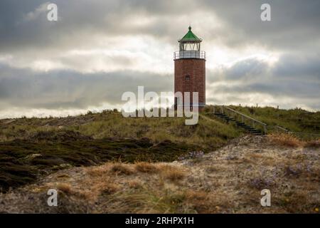 Phare 'Quermarkenfeuer Rotes Kliff' près de Kampen sur Sylt avec couverture nuageuse spectaculaire Banque D'Images