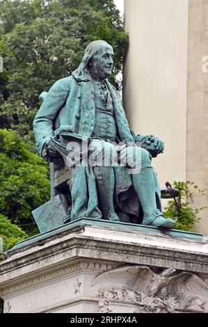 Statue en bronze du sculpteur John J Boyle, Benjamin Franklin assis, l'un des Pères fondateurs des États-Unis, à Passy, Paris, sa demeure depuis 6 ans Banque D'Images