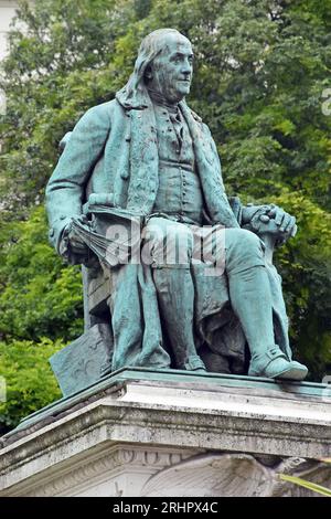 Statue en bronze du sculpteur John J Boyle, Benjamin Franklin assis, l'un des Pères fondateurs des États-Unis, à Passy, Paris, sa demeure depuis 6 ans Banque D'Images