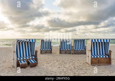 Chaises de plage près de Kampen sur Sylt avec ciel nuageux dramatique Banque D'Images