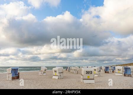 Chaises de plage près de Kampen sur Sylt avec ciel nuageux dramatique Banque D'Images