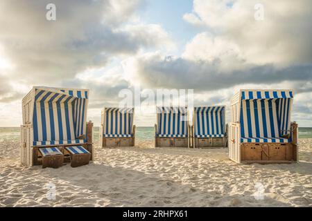 Chaises de plage près de Kampen sur Sylt avec ciel nuageux dramatique Banque D'Images