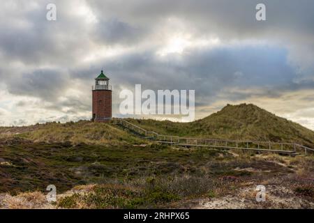 Phare 'Quermarkenfeuer Rotes Kliff' près de Kampen, Sylt devant un ciel nuageux spectaculaire Banque D'Images