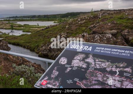 Sud-Ouest de l'Islande au début de l'été 2021, Silfra fissure, spot de plongée mondialement connu. Une fissure longue d'un kilomètre dans le parc national de pingvellir en Islande qui se jette dans pingvallavatn. La fissure a été formée par la dérive des plaques nord-américaine et eurasienne. Il s'élargit d'environ 7 mm par an. Panneau d'information. Banque D'Images