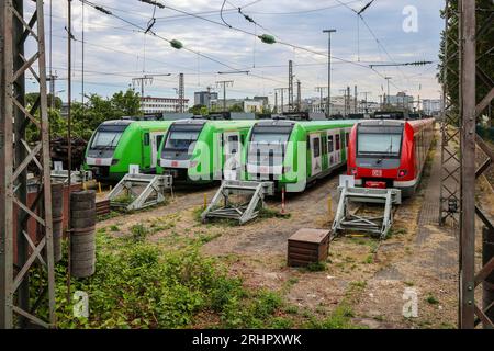 Essen, Rhénanie du Nord-Westphalie, Allemagne, les trains urbains se dressent sur une voie d'évitement à l'arrêt tampon de la gare centrale d'Essen. Banque D'Images