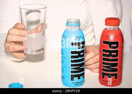 Deux bouteilles de la boisson populaire prime. Banque D'Images