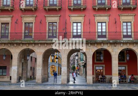 Immeuble résidentiel à arcades, Plaza Mayor, Gijon, Asturies, Espagne, Europe Banque D'Images