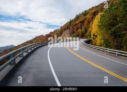Couleur d'automne, Foothills Parkway - comté de Sevier, Tennessee. Le feuillage automnal illumine la route le long de la Foothills Parkway près de Townsend. Banque D'Images